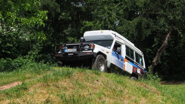 Fahrertraining auf dem Testgelände im Trier, denkt euch den Hügel als roten Sand und die Gewächse dahinter als Eukalyptusbäume, dann h abt ihr schon ein wenig Aistralien-Feeling