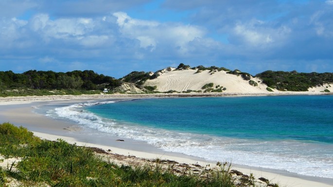 Nur ein paar Schritte von unserem Stellplatz über die Dünen hinweg liegt dieser Traumstrand vor uns. Leider ist es noch etwas zu kalt zum Baden, der Sonnenschein täuscht. Es ist sehr windig und wir brauchen unsere Fleecejacken.