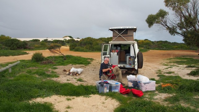 Wir breiten uns erst einmal aus, damit wir das Dach aufstellen können und an unsere Küchenutensilien herankommen. 