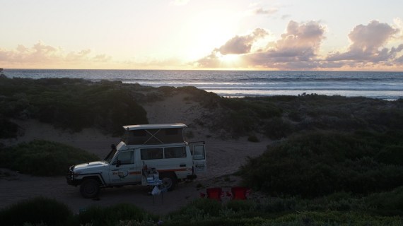Es wurde eine stimmungsvolle Vollmondnacht, wir haben uns etwas oberhalb des Autos in die Dünen gesetzt und auf das Meer aufgepasst.