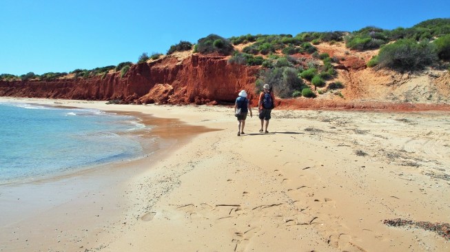 Eine ausgiebige Strandwanderung führt uns an den malerischen Felsen entlang. 