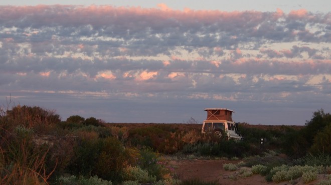 Wieder haben wir einen einsamen Platz für die Nacht hinter den Dünen gefunden.