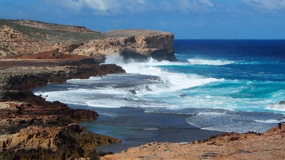 Die Westküste der Halbinsel ist sehenswert, steile Klippen und weit unten der tosende Indische Ozean, in der Ferne vorbeiziehende Buckelwale. Da nimmt man auch schon mal eine holprige Anfahrt in Kauf.