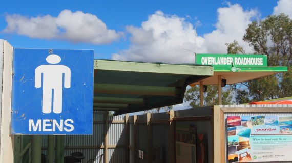 Auch im Overlander Roadhouse habe ich dieses Schild gesehen, das alles auf den Kopf stellt, was ich jemals im Englischunterricht gelernt habe. Dieses Bild widme ich Lorna und Claire.